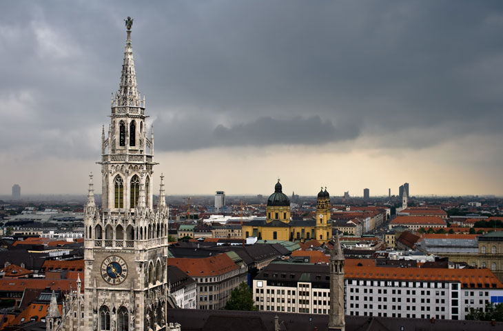 München bei Regen (©Foto: iStock, Interlight
